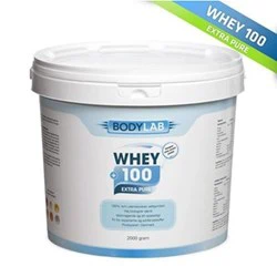 En hvid bøtte mærket BODYLAB Whey 100 Extra Pure, der indeholder 2000 gram valleproteinpulver, med et grønt og blåt banner i hjørnet, hvor der står Whey 100 Extra Pure.